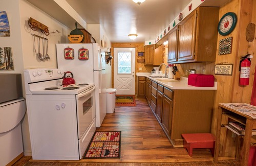 Marquette Cabina | Little Red Retreat: Lake Breezes & Cozy Nights – Summer's Calling