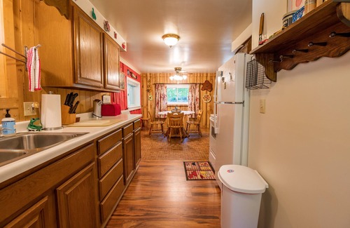 Marquette Cabina | Little Red Retreat: Lake Breezes & Cozy Nights – Summer's Calling