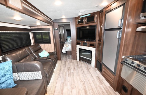 Navarre Alquiler De RV | Little space in the woods.