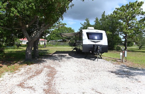 Navarre Alquiler De RV | Little space in the woods.