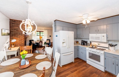 Eagleton Village Casa | Little Tennessee Mountain House | Near UT | 2 acre Farmhouse | Firepit | Townsend & National Park