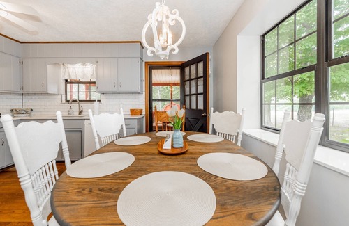 Eagleton Village Casa | Little Tennessee Mountain House | Near UT | 2 acre Farmhouse | Firepit | Townsend & National Park