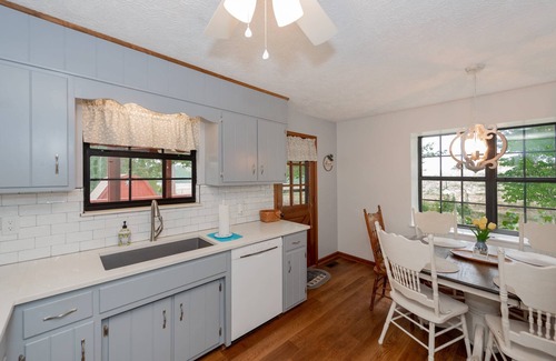 Eagleton Village Casa | Little Tennessee Mountain House | Near UT | 2 acre Farmhouse | Firepit | Townsend & National Park