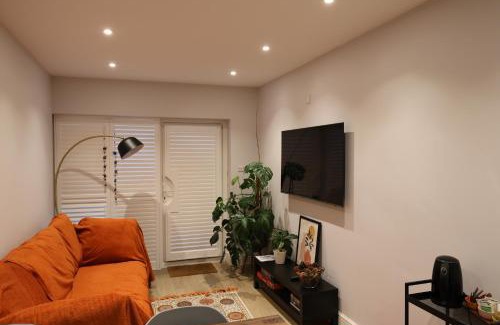 Carshalton South and Clockhouse Apartamento | Little Vine - Beautiful Ground floor flat in South London