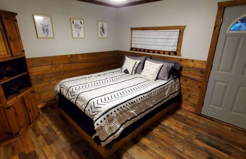 Sulphur Cabina | Little Woods- Cozy Log Cabin in the hills of Lake Arbuckle