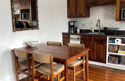 Littleton Apartamento | Littleton center vintage themed 1 bed 1 bath. Walk to center.
