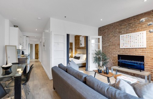 Downtown Montreal Apartamento | Liv MTL* 55% Off * Downtown 401 Luxurious 2BR Oasis | Relaxed Getaway + Spacious + Office + Pets Stay Free!