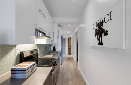 Downtown Montreal Apartamento | Liv MTL* 55% Off * Downtown 401 Luxurious 2BR Oasis | Relaxed Getaway + Spacious + Office + Pets Stay Free!