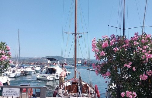 La Spezia Alquiler De Eote | Live a unique experience of sleeping on a sailboat, or take a boat tour