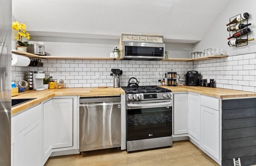 Village of Germantown Apartamento | Live in Chic and Comfort: Experience Our Thoughtfully Designed 1 Bed with Loft!
