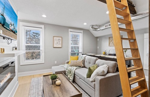 Village of Germantown Apartamento | Live in Chic and Comfort: Experience Our Thoughtfully Designed 1 Bed with Loft!