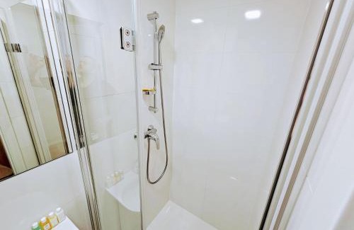 Chodov Apartamento | LIVE-INN PRAGUE DELUXE SUITE FOR 1-4 GUESTS, 20 Mins to center, Lift, Gym, Reception, Parking, Roof Terrace, Game & Party