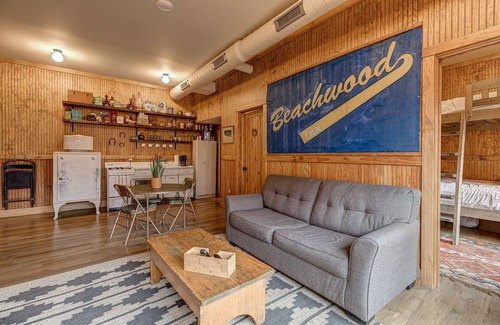 Wicker Park Apartamento | Live Like a Local at the Beachwood Inn! Private Balcony Overlooking One of Chicago's Best New Restaurants by AllSet Turnover