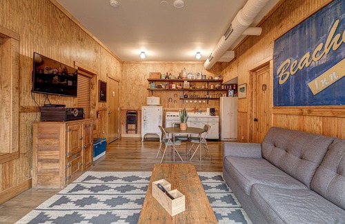 Wicker Park Apartamento | Live Like a Local at the Beachwood Inn! Private Balcony Overlooking One of Chicago's Best New Restaurants by AllSet Turnover