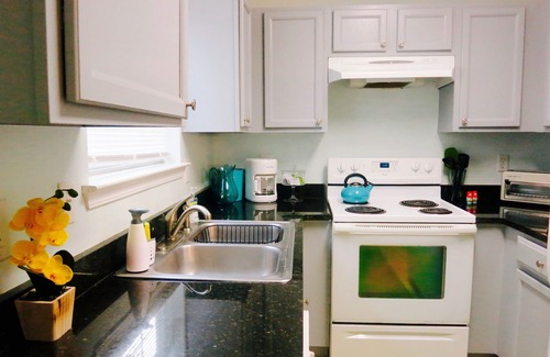 Edgewood Casa | Vive como un local en una casa privada de 3 recámaras. Fácil acceso a DT ATL en coche o tren.
