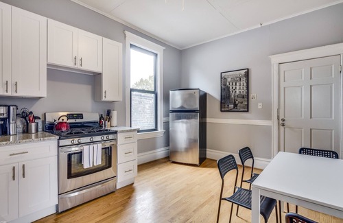 Wicker Park Apartamento | Live Like a Local on This Quiet Tree-Lined Street - Close to Bucktown/Wicker Park by RedAwning