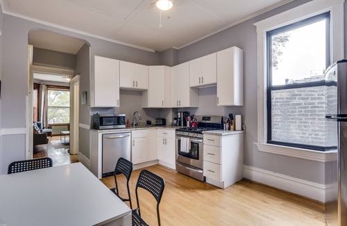 Wicker Park Apartamento | Live Like a Local on This Quiet Tree-Lined Street - Close to Bucktown/Wicker Park by RedAwning