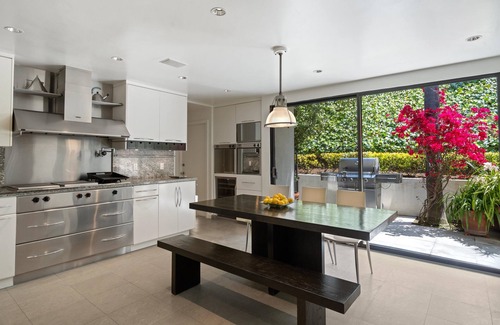 Beverly Hills Villa | Vive como una estrella en este lujo COMPLETAMENTE atendido Beverly Hills Villa, 4BR + / 5B
