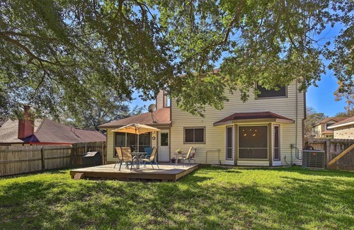 Live Oak Casa | Live Oak Home w/ Fenced Yard ~ 15 Mi to Downtown!