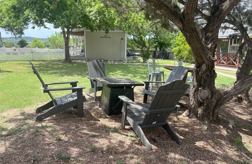 Dripping Springs Cabaña | LIVE OAK LODGE: Encantadora cabaña en ALEXANDER AT CREEK ROAD
