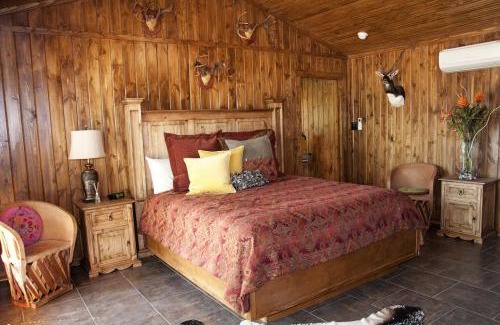 Uvalde Cama Y Desayuno | Live Oaks Bed and Breakfast