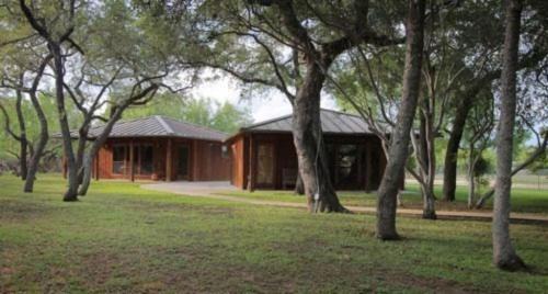 Uvalde Cama Y Desayuno | Live Oaks Bed and Breakfast