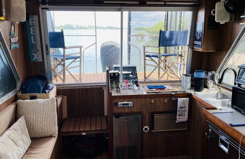 Osprey Alquiler De Eote | Live on the water in a Sarasota Houseboat in a beautiful setting.