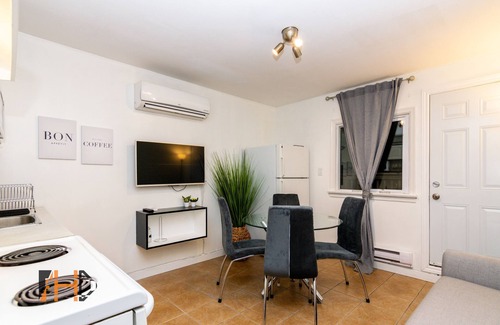 Cabbagetown Casa | Lively 3 Bedroom multi-story Apartment in Historic Cabbagetown