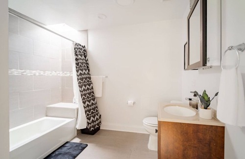 Avondale Apartamento | Calming 3BR Apartment with Patio in Logan Square