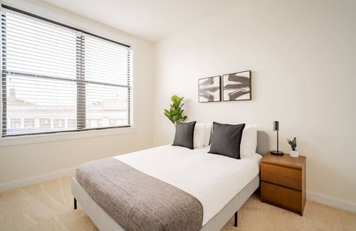 Avondale Apartamento | Calming 3BR Apartment with Patio in Logan Square