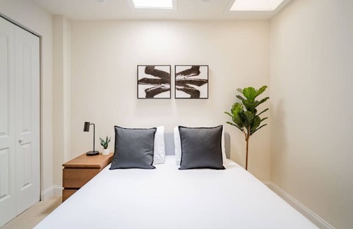 Avondale Apartamento | Calming 3BR Apartment with Patio in Logan Square