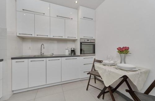 Krzyki Apartamento | Lively Green Apartment in Wrocław with Balcony and Desk by Noclegi Renters