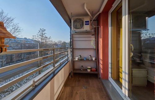 Krzyki Apartamento | Lively Green Apartment in Wrocław with Balcony and Desk by Noclegi Renters