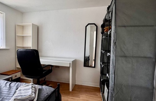 Hunts Cross Casa | Liverpool Home from Home| Sleeps 4, Free Parking | Pass the Keys