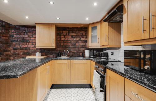 St George's Quarter Apartamento | Liverpool Warehouse Flat - Sleeps 5, WiFi, Free On-Site Parking
