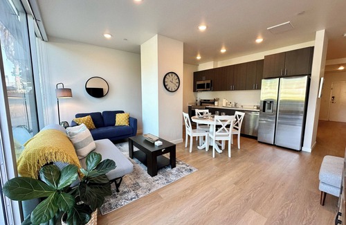 Point Loma Heights Apartamento | Lives like a hotel but with full kitchen, laundry, parking, patio, pet friendly