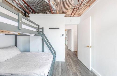 Fort Walton Beach Apartamento | Livin Right Surf Loft: pickleball, basketball, close to the fun