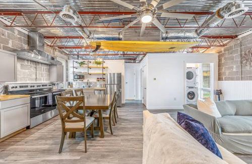 Fort Walton Beach Apartamento | Livin Right Surf Loft: pickleball, basketball, close to the fun