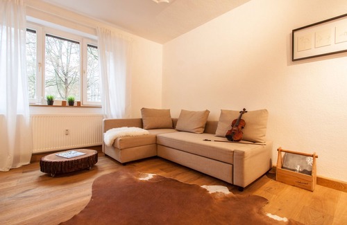 Wuerzburg Apartamento | Vivir en el Ringpark: apartamento moderno a orillas del Meno con vistas a la fortaleza / Käppele