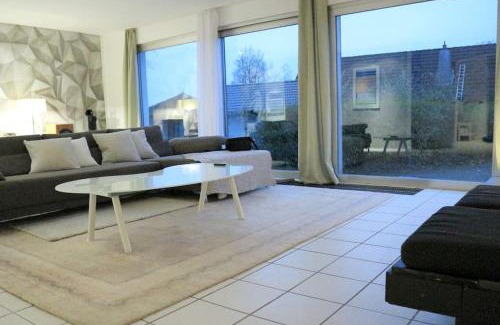 Halver Apartamento | LIVING . Bungalow mit großem Garten .
