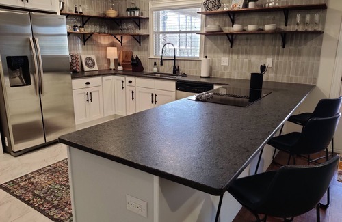 Easley Casa | Living Easley Manor - With Amazing Hot Tub!