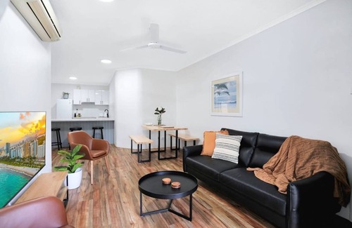 Cairns North Apartamento | Living on Lake - Stylish Townhouse with Pool & Patio Near Esplanade