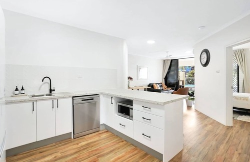 Cairns North Apartamento | Living on Lake - Stylish Townhouse with Pool & Patio Near Esplanade