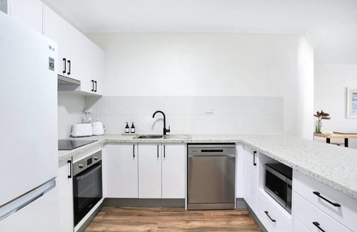 Cairns North Apartamento | Living on Lake - Stylish Townhouse with Pool & Patio Near Esplanade