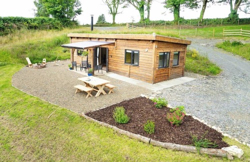 Whitland Cabina | Living Roof Log Cabin Overlooking Private Woodland