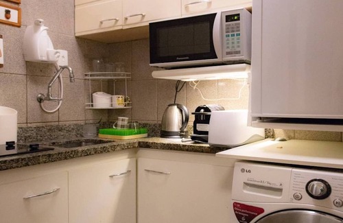 Ponta da Praia Apartamento | SALÓN MEDIA PENSIÓN ANN CANAL 6 - AIRE, WI-FI, TV POR CABLE, LAVADO Y SECADO Y GARAJE