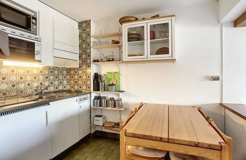 Verbier Apartamento | Living room with sofa bed, two beds in the entrance hall, open-plan kitchen with 2 hotplates and Nes