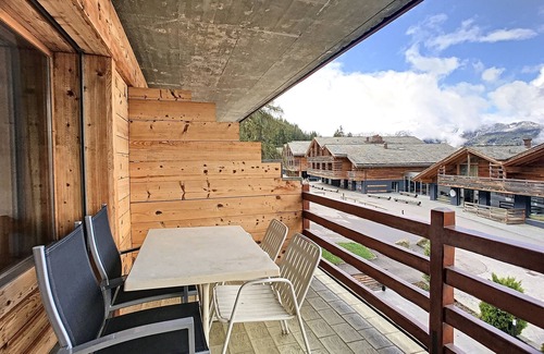 Verbier Apartamento | Living room with sofa bed, two beds in the entrance hall, open-plan kitchen with 2 hotplates and Nes