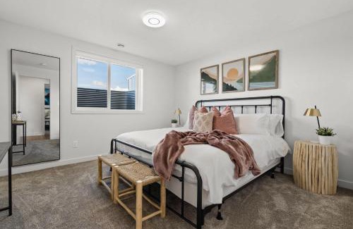 Pincher Creek Casa | Livingston Way I Sleep 6 I Netflix I Kitchen I TV