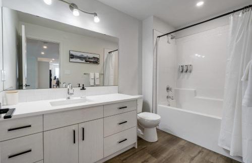 Pincher Creek Casa | Livingston Way I Sleep 6 I Netflix I Kitchen I TV